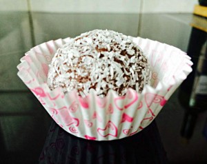 bolita de chocolate sueca tradicional decorada con coco