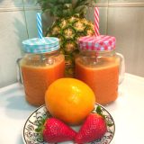 zumo natural de naranja, piña y fresa