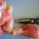 Quitando la piel a los muslitos de pollo